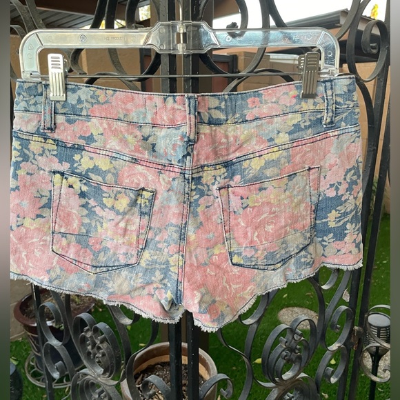 Tinseltown Denim Couture Distressed Floral Shorts Embellished Cooper Accent Sz 5 - Picture 9 of 15